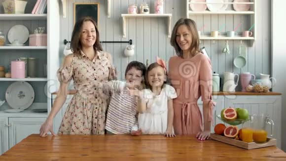 早餐为一个幸福的家庭姐妹双胞胎妈妈和两个孩子女孩和男孩上午视频的预览图