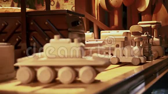 圣诞店的木雕玩具视频的预览图