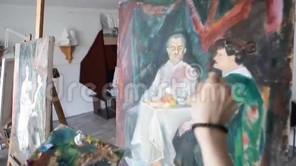 女画家在画室画架上作画视频的预览图