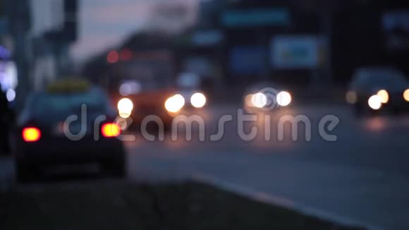 城市模糊背景移动波克街的夜间交通视频的预览图