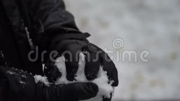 摄影人在户外雕刻双手雪球4K视频的预览图