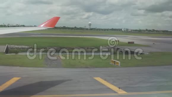 飞机正沿着新曼谷国际机场的跑道行驶视频的预览图