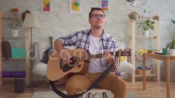 弹吉他的年轻音乐家视频的预览图