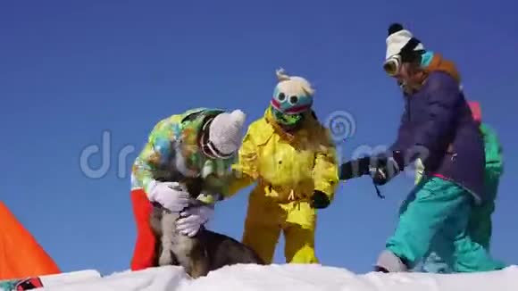 在这个视频中你可以看到四个年轻人在雪山顶上玩得很开心视频的预览图