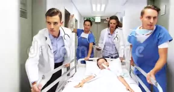 医生在走廊里推着急救担架床视频的预览图