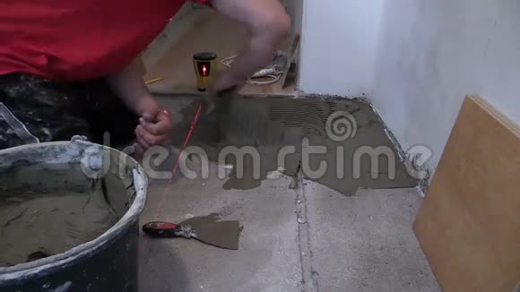 人在地板上分发质量瓷砖胶激光水平测量视频的预览图