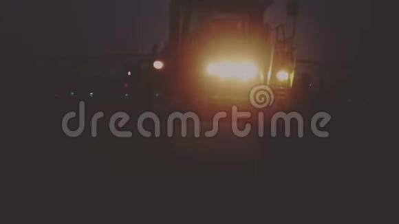 拖拉机喷雾器晚上在雾中的田野视频的预览图