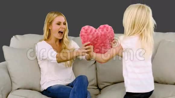一个金发小女孩慢吞吞地向母亲献爱心视频的预览图