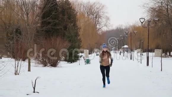 美丽的女孩在冬天跑步视频的预览图