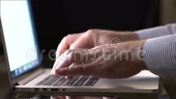 把手按在手提电脑键盘上视频的预览图