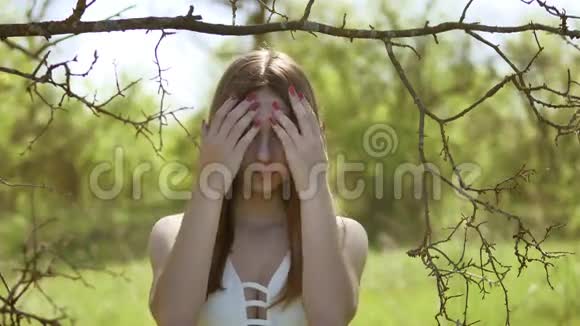 孤独悲伤的女孩女孩女巫站在枯树旁的生活方式是悲伤的可怕的恐怖视频的预览图