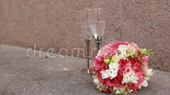 带玫瑰和香槟的结婚戒指视频的预览图