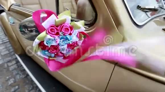 车上漂亮的红色婚礼花束视频的预览图