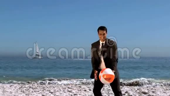 商人拿着气球在海滩上玩耍视频的预览图