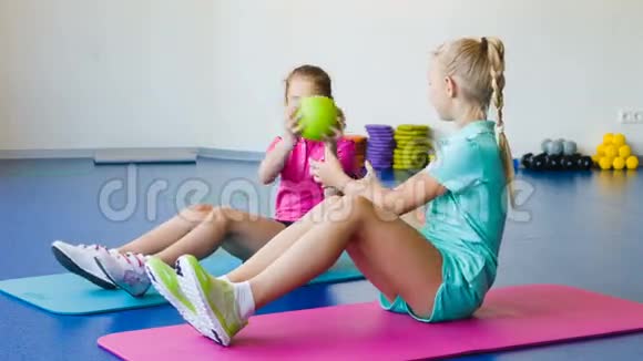 在健身班做体操或运动的女孩视频的预览图