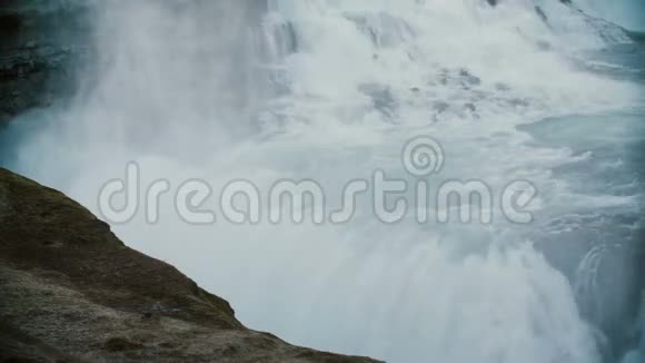水的风景与飞溅和泡沫冰岛古尔福斯瀑布的美丽景观视频的预览图