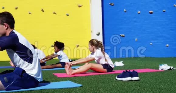 瑜伽教练指导儿童进行运动视频的预览图