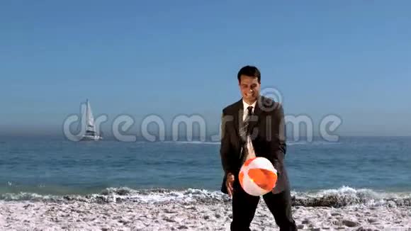 很有魅力的商人玩沙滩球视频的预览图