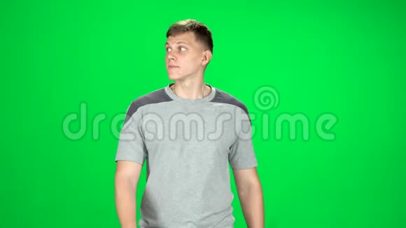 在绿色屏幕上行走的年轻人Chroma键视频的预览图