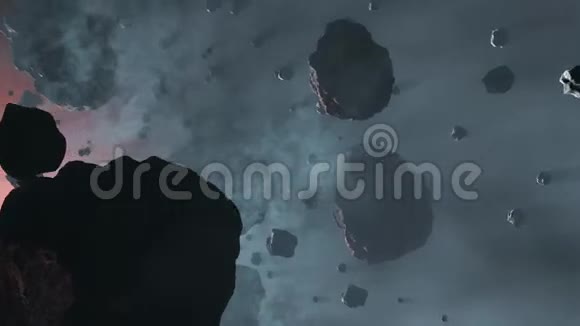 在淡蓝色雾中的许多小行星岩石之间飞行视频的预览图
