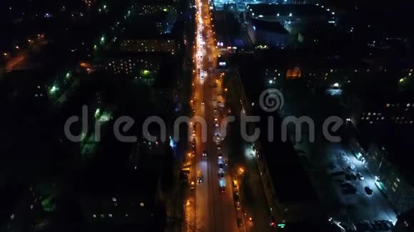 城市夜晚灯火通明夜城路无人驾驶飞机从高处射击视频的预览图
