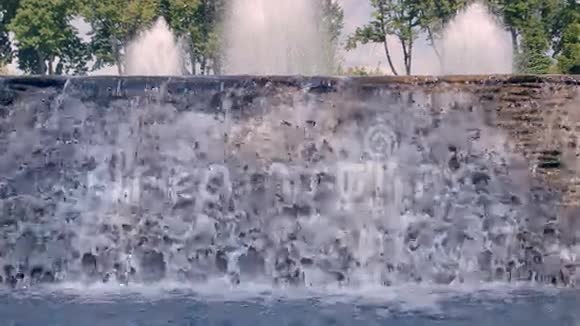 瀑布特写河流瀑布从石阶上掉下来的水视频的预览图
