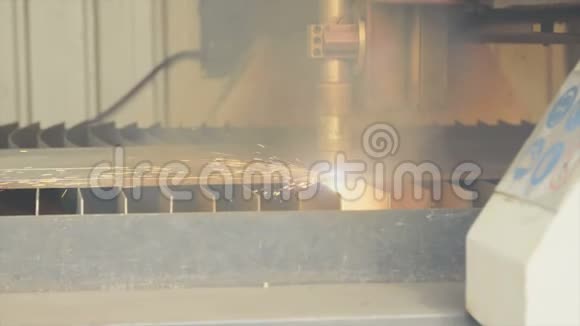 工厂等离子激光切割金属板视频的预览图