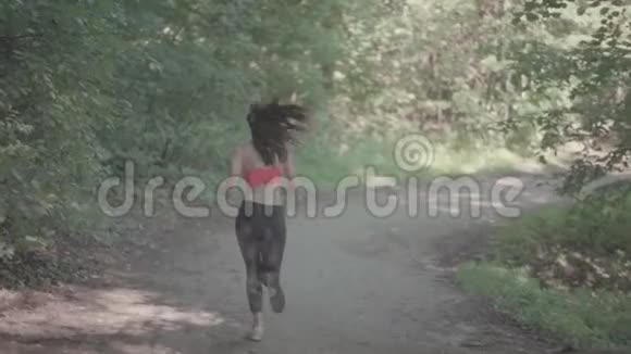 一个早起做运动的女孩视频的预览图