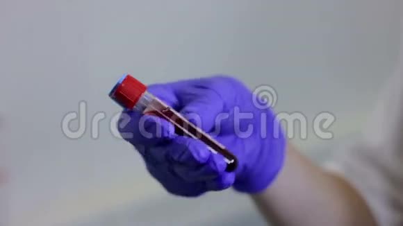 红试管摇血护士视频的预览图