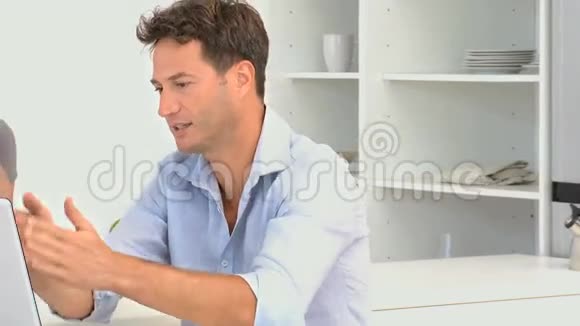 当他在笔记本电脑上工作的时候和女朋友聊天视频的预览图