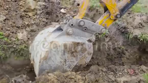 机械挖掘机在施工现场挖土方的铲斗视频的预览图