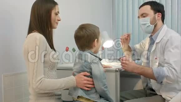 儿科医生检查小男孩的喉咙视频的预览图