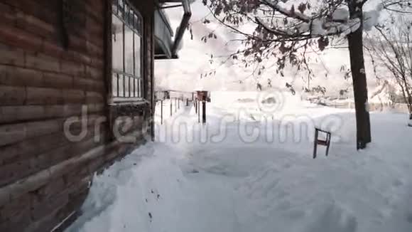 冬季村的木制传统房子视频的预览图
