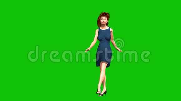 在绿色的背景下美丽的女人走着微笑视频的预览图