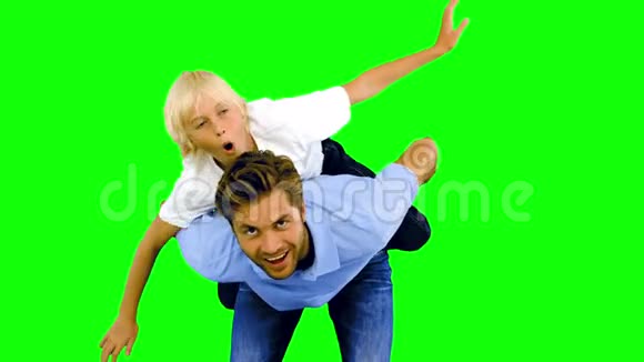 儿子在绿色屏幕上背着父亲视频的预览图