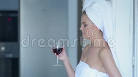 女人拿着毛巾喝酒视频的预览图