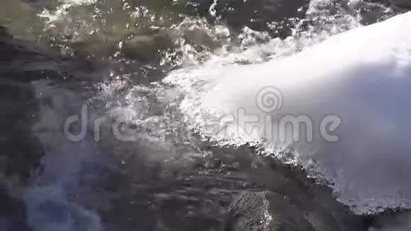 冻在山河上视频的预览图