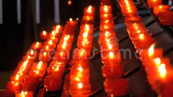 基督教会上有许多蜡烛视频的预览图