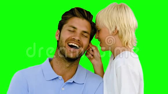 儿子在绿色屏幕上捏着父亲的耳朵视频的预览图