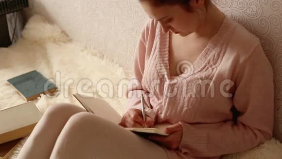 写日记的美女视频的预览图