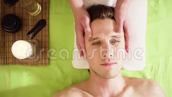 男性面部按摩治疗师的手视频的预览图