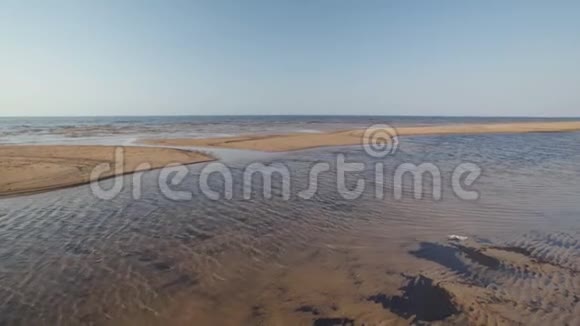 波罗的海海湾海滩日落时有白色的沙子4K视频相机移动缓慢内部稳定视频的预览图