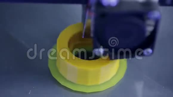 3D打印机用塑料丝丝在3D打印机上打印快关门视频的预览图