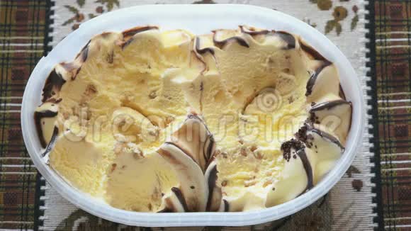 软黄色冰淇淋从容器中取出视频的预览图