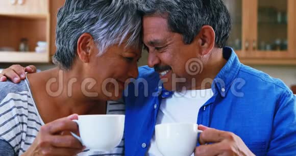 在家喝咖啡的老夫妇视频的预览图
