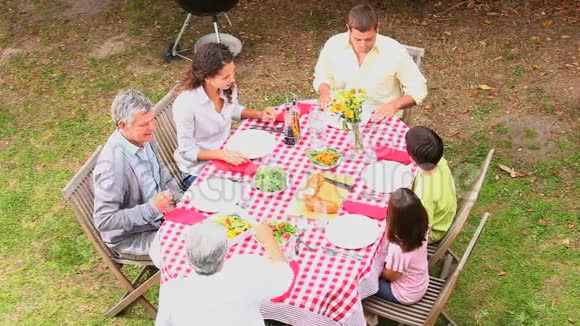 三代家庭在户外吃饭视频的预览图
