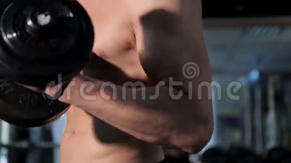 在健身房锻炼二头肌的男人视频的预览图