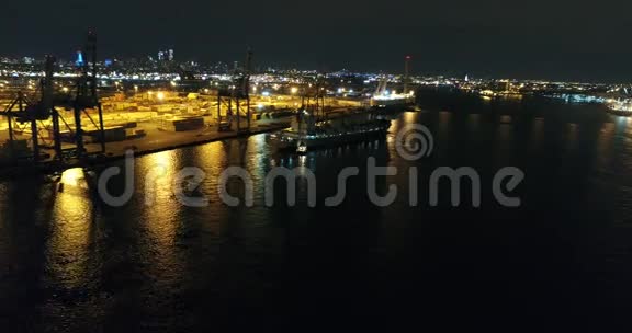 夜间俯瞰特拉华河货船视频的预览图