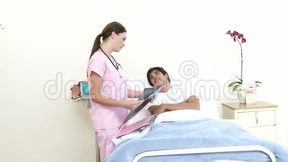 医生在医院看病人视频的预览图