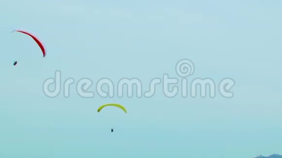 两架滑翔伞在万里蓝天中翱翔视频的预览图
